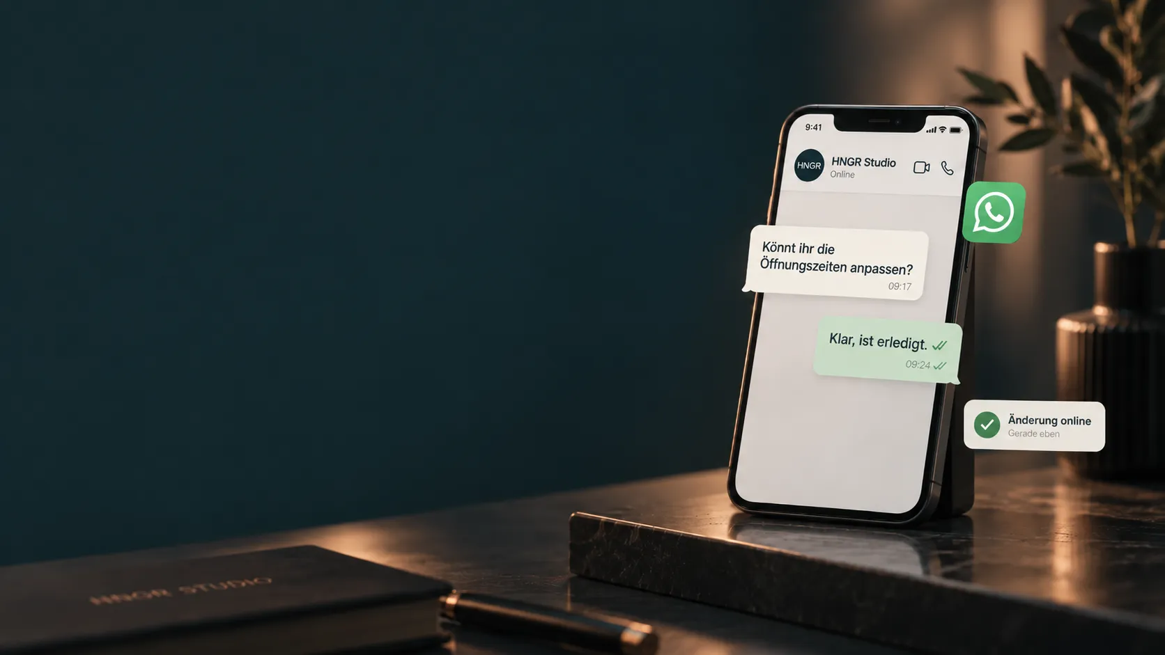 Smartphone mit WhatsApp-Nachricht eines Kunden an HNGR.Studio. Der Kunde bittet um geänderte Öffnungszeiten, HNGR.Studio bestätigt die Umsetzung und die Änderung wird als online angezeigt.